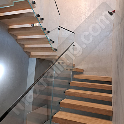 Стъклен парапет по стълби с дистанционер